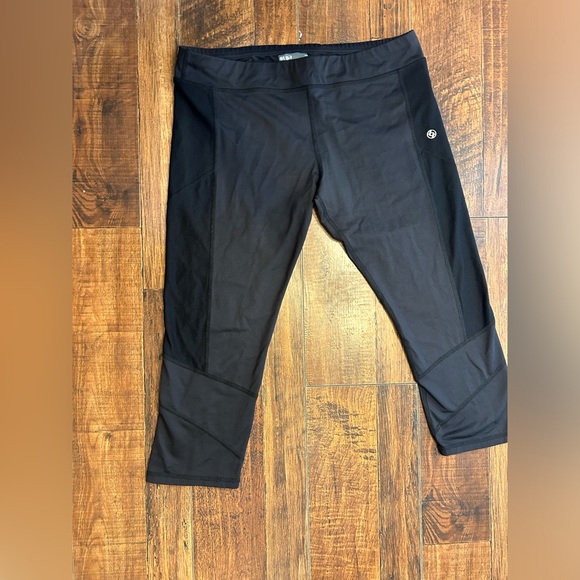 Lija Capri Athletic Leggings Size Large. - Picture 3 of 9